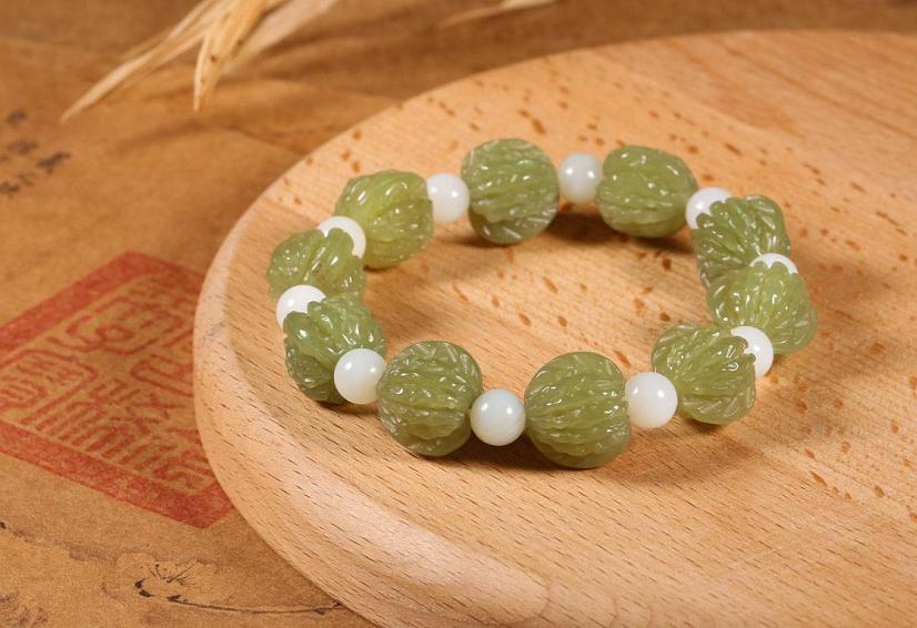 黄口料手串的价位,黄口料和田玉手串