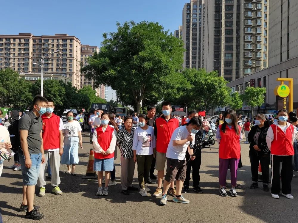 介休青志协红马甲为你护航，愿你旗开得胜，未来闪闪发光