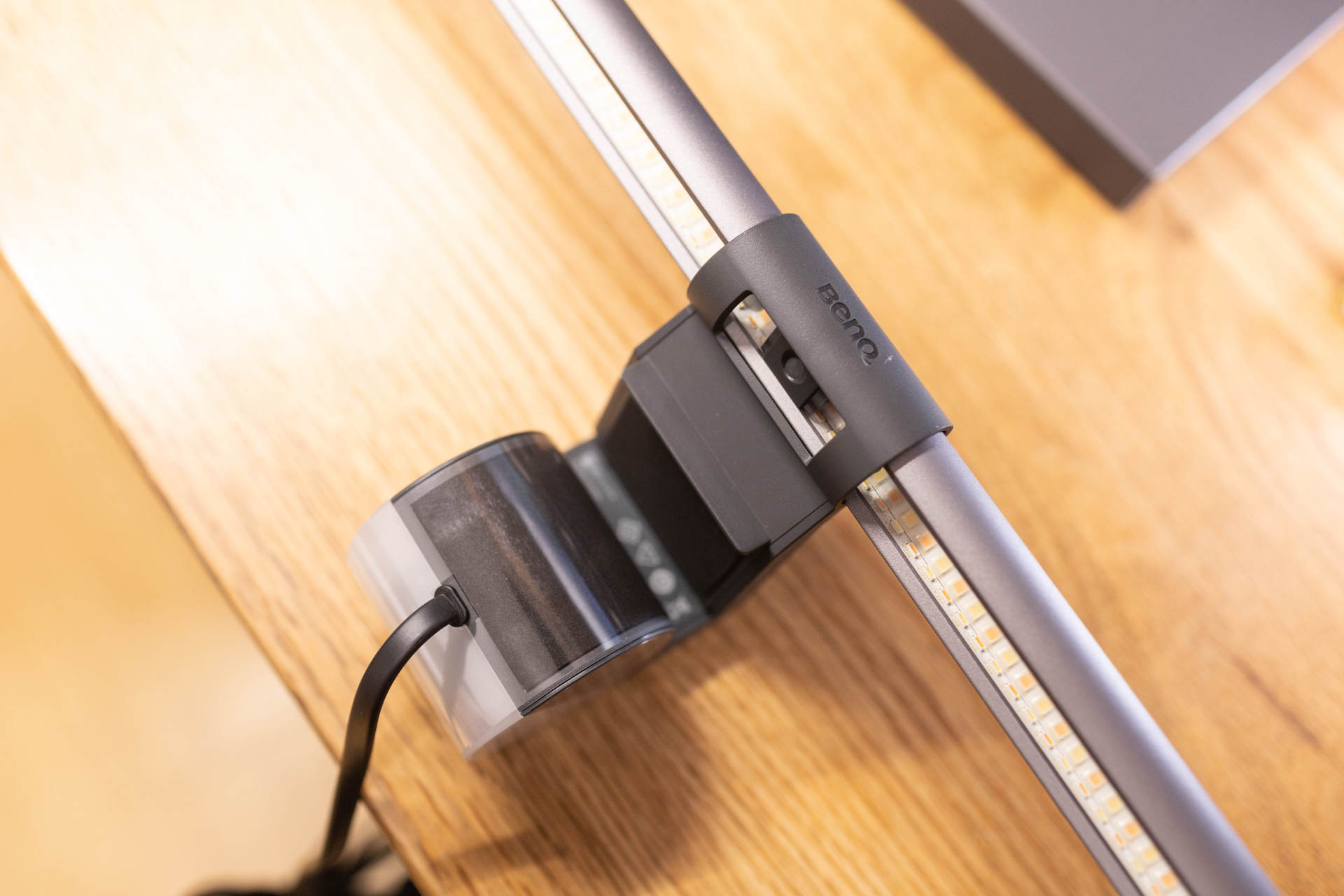 23.8英寸显示器桌面效果,桌面1.3米扩展显示器