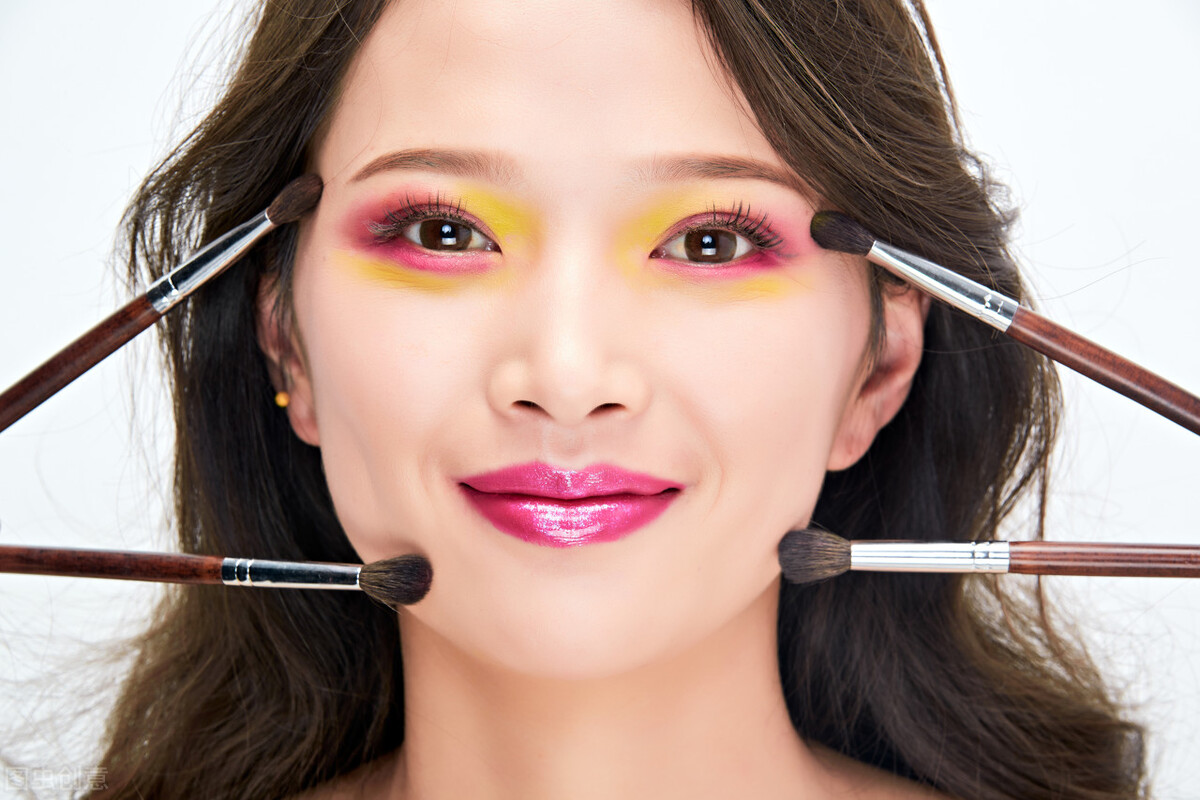 成都女教师穿牛仔裤上课引争议,女教师穿短裤上课被声讨