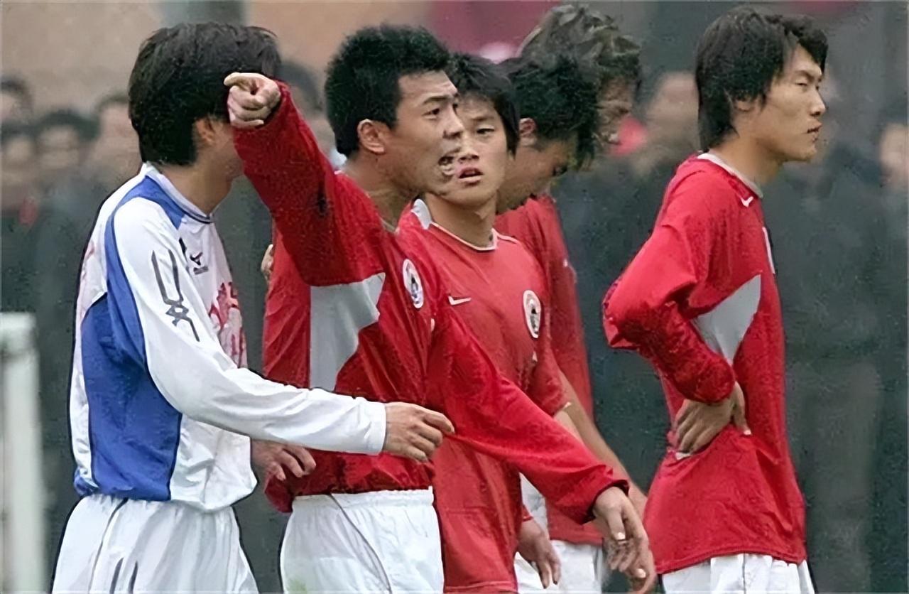 徐亮：中超任意球高手却被赵本山点名训斥，娶三任妻子如今成网红