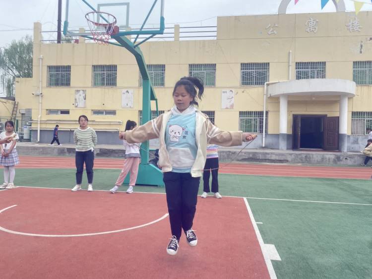 健康小学春季运动会,小学生小型春季运动会信息报道