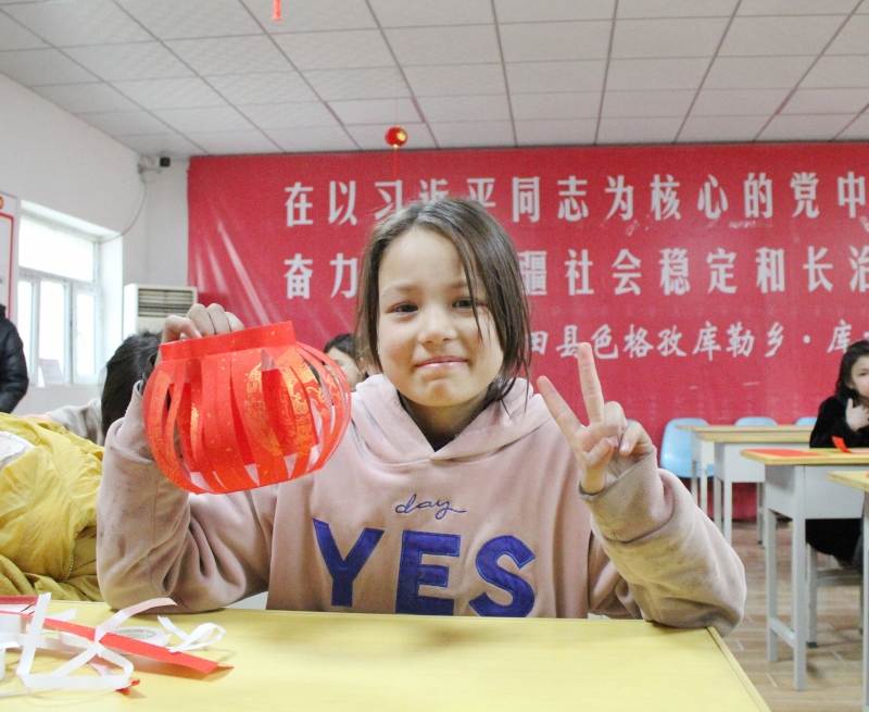 *疆新**和田县色格孜库勒乡：巧手做花灯童心迎新春