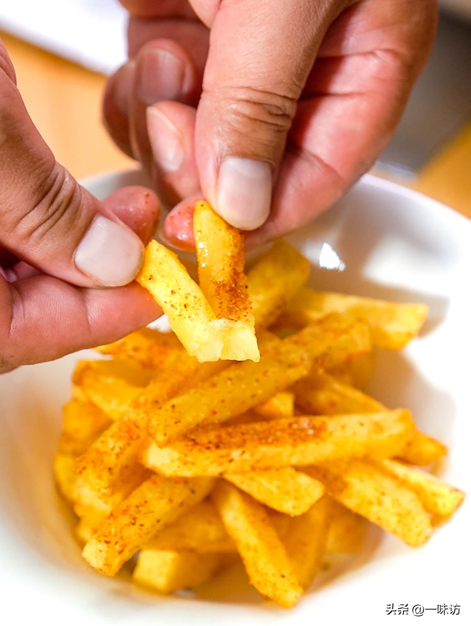 土豆怎么做成薯条在空气炸锅中,土豆薯条怎么炸好吃酥脆又不用冻