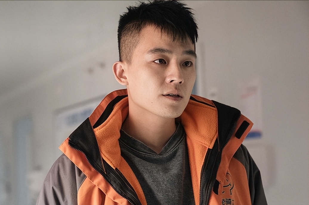 寻求集体认同的救助者，是生与死的过渡性标准，连通众人伦理情感