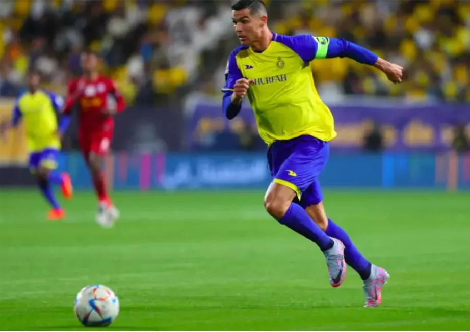 C罗世界波破门+主动让点，利雅得胜利2：1逆转取胜，榜首却不保！