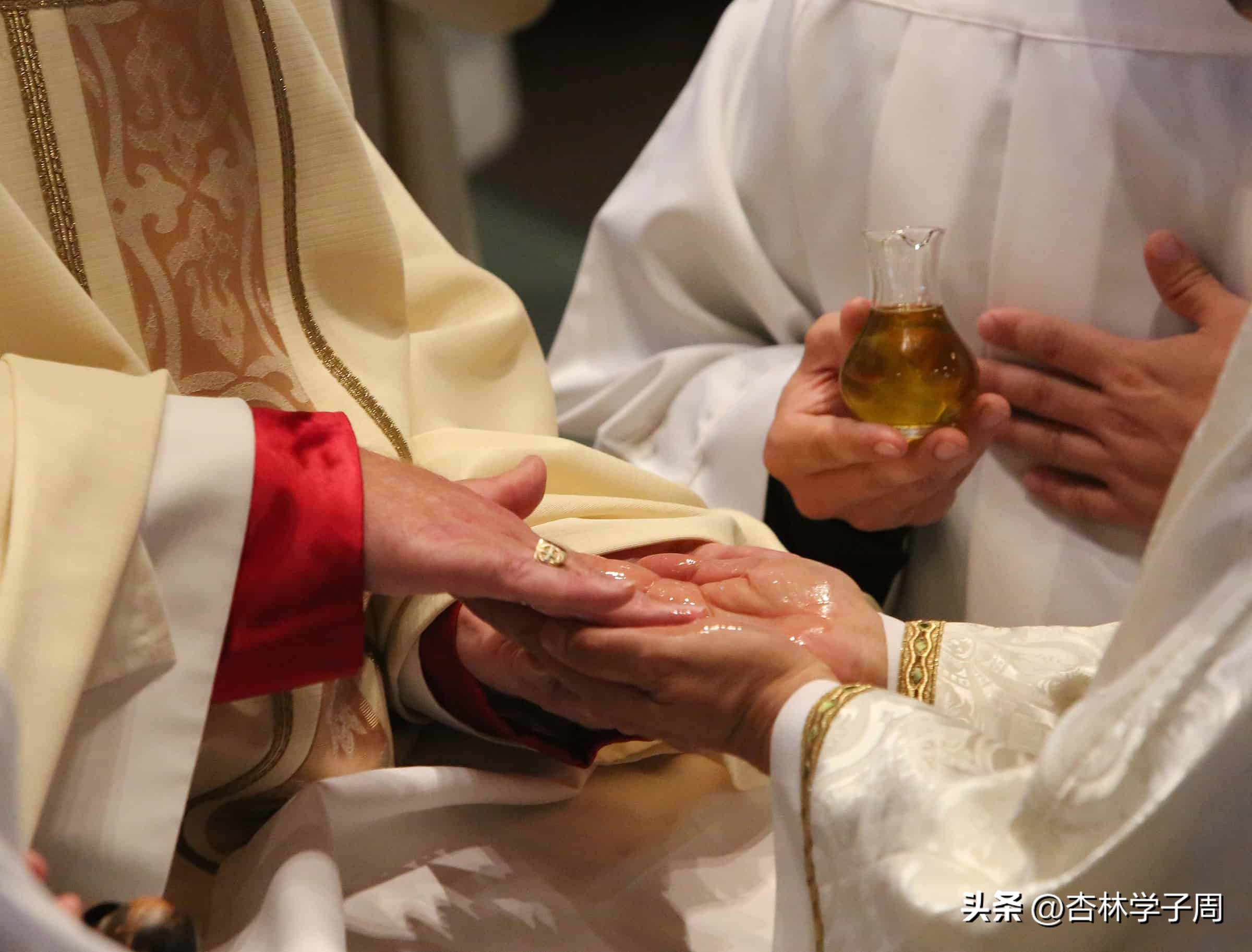 英国王室穿加冕袍图片 (英国王室的加冕椅)