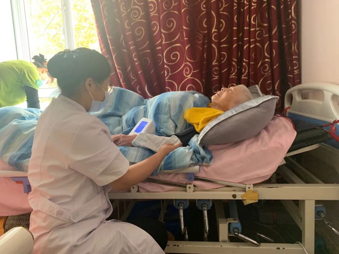 为卧床老人洗澡,为老人冬季洗澡每周几次