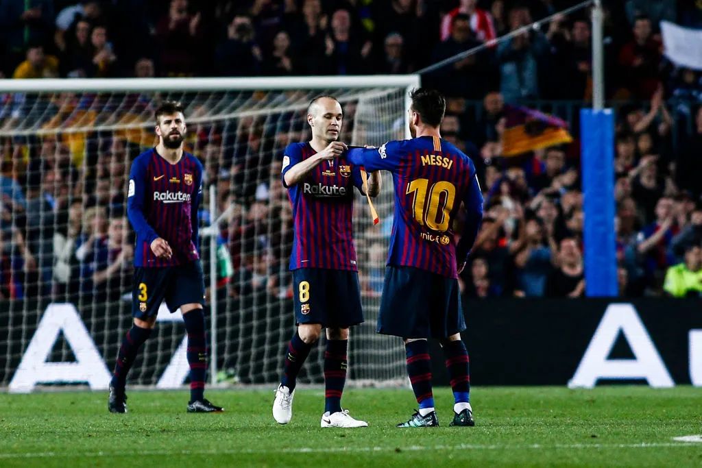 “再次见到你，微凉晨光里，笑得很甜蜜。”