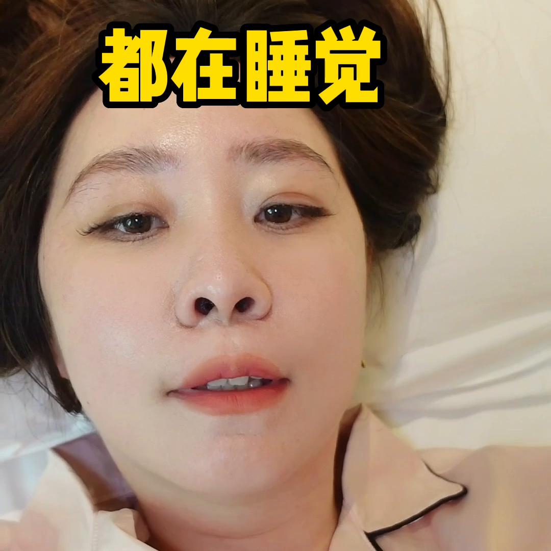 睡觉姿势导致颈纹怎么改善,睡姿防止颈纹变深的方法