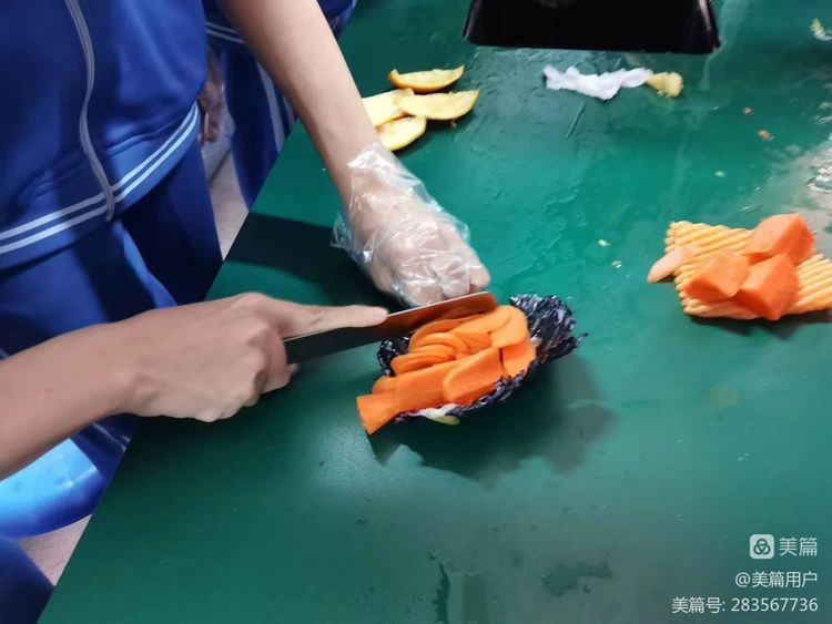 英语制作蔬菜沙拉过程,制作水果沙拉英语公开课