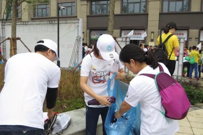 暴走团踢翻护栏,暴走团破坏路障