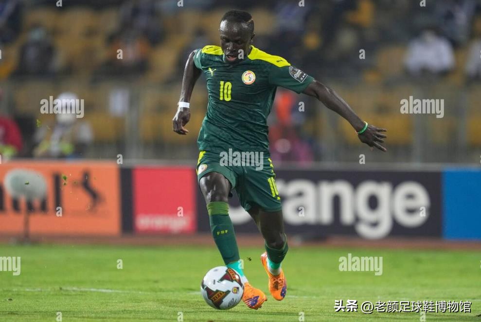 曼联英格兰队双料队长代言，最先将碳板植入足球鞋的品牌是它