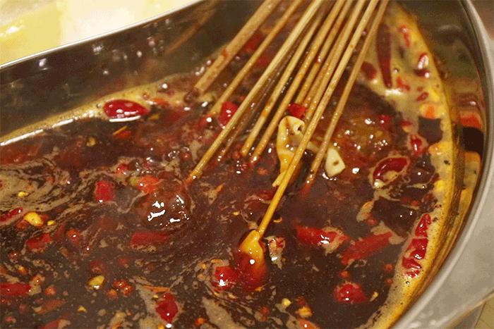 大门只够一人进的火锅店，凭6毛一签的串稳坐翠湖人气王