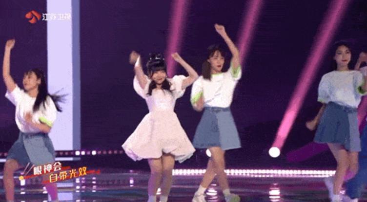 张小斐唱仰望星空致敬女足,元宵节春晚张小斐唱歌