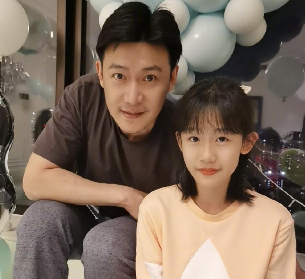 陆毅14岁大女儿获赞最美星二代，才艺令人惊艳，四口人共用一张脸