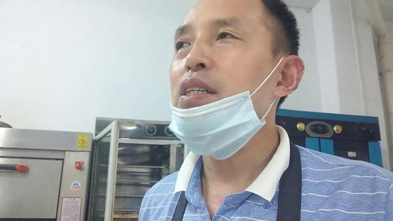 今天给大家测试我家的月饼硬不硬，用手捏一把就知道了