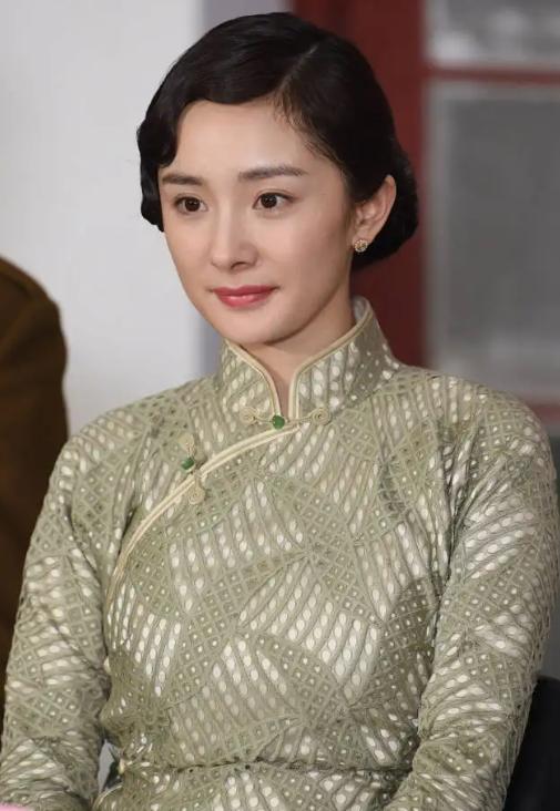 刘嘉玲关晓彤同框,穿旗袍大秀窈窕好身材