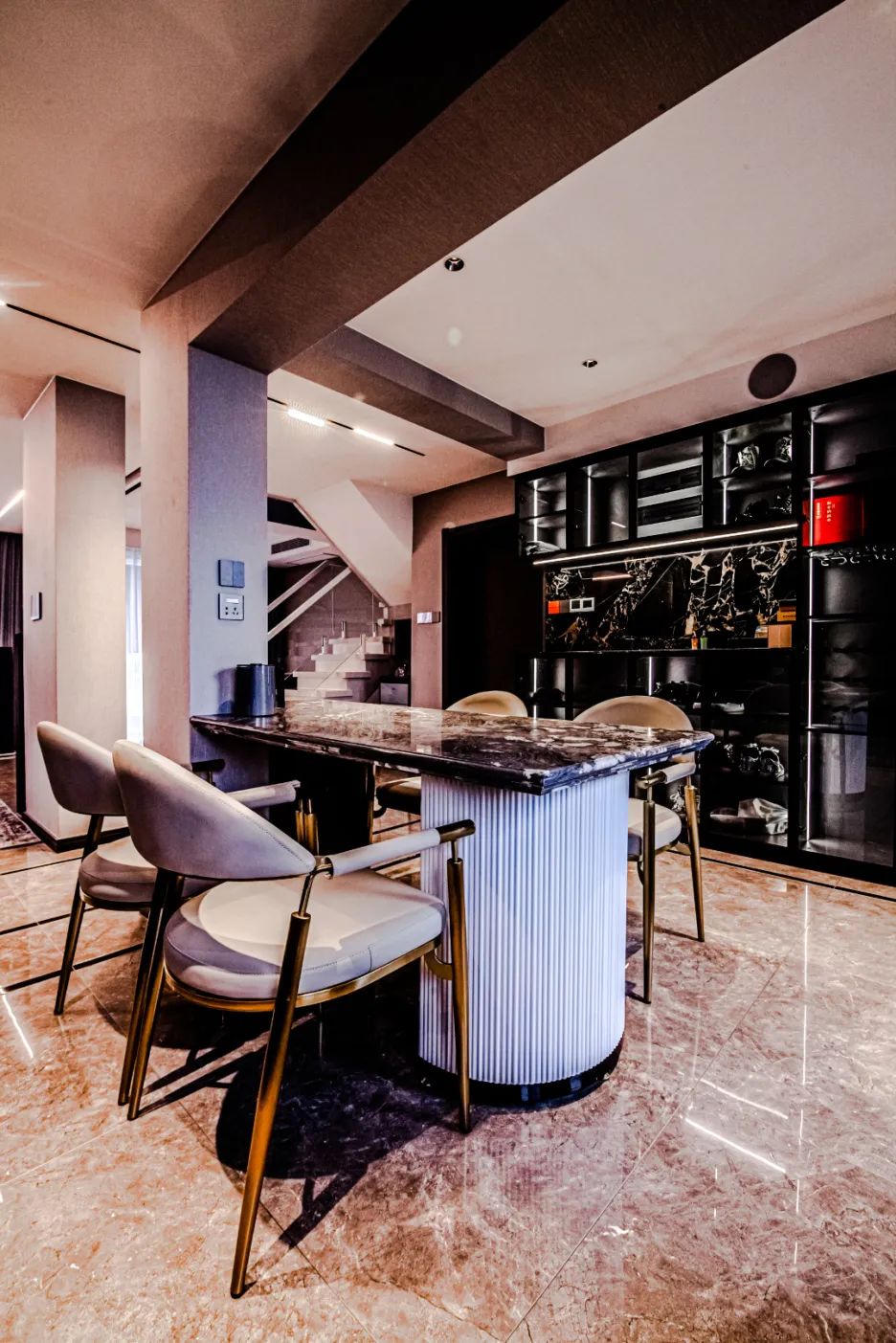 5.6米客厅餐厅一体横厅效果图,横厅客厅餐厅阳台一体装修实景图