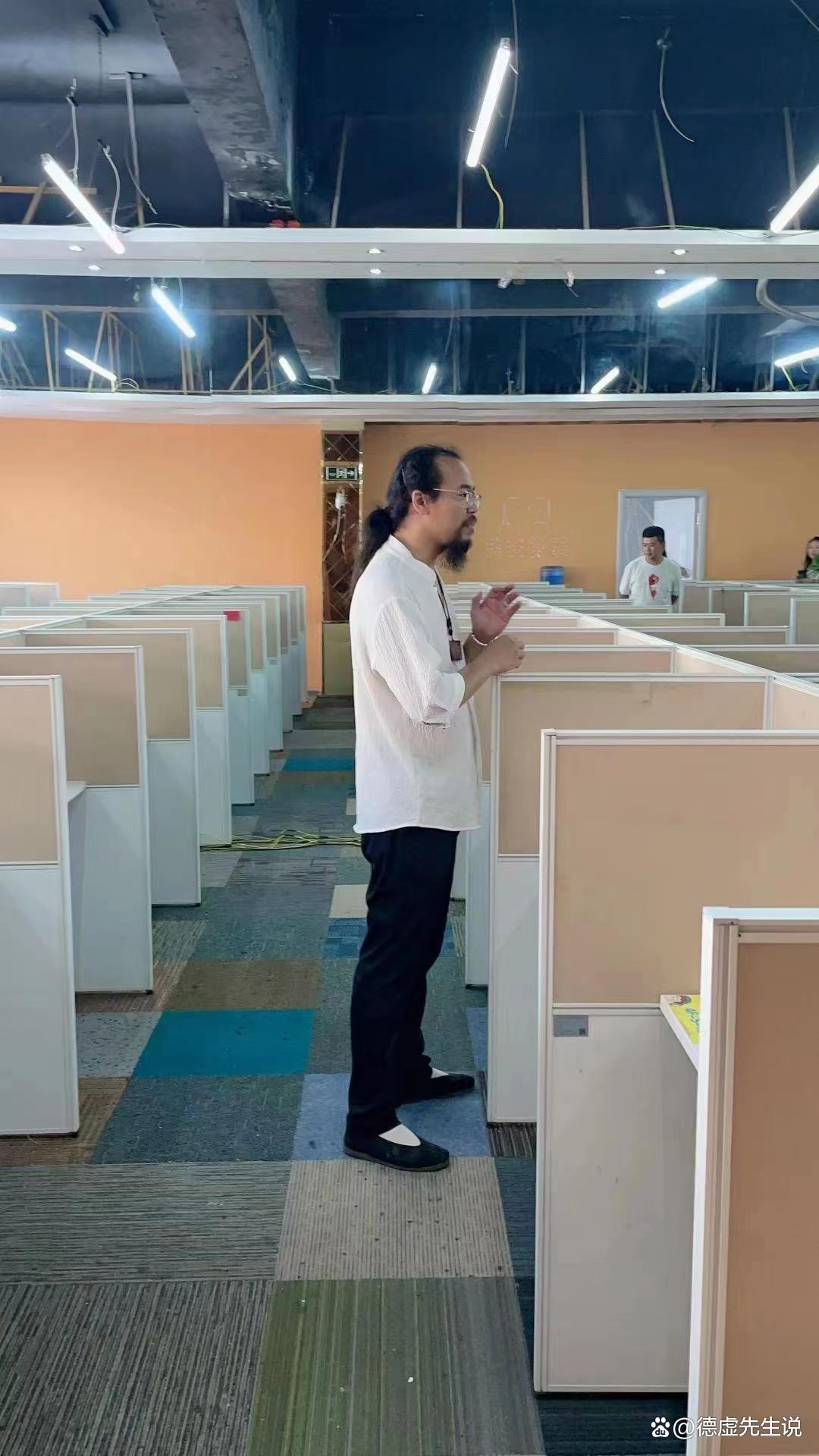 办公室鱼缸放正西可以吗,鱼缸摆放办公室门左手边