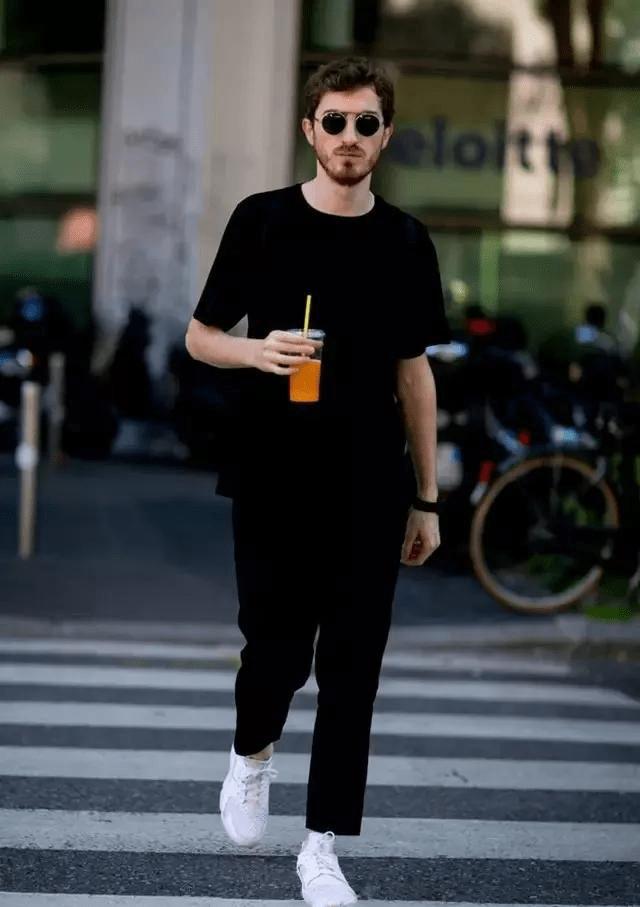 夏天薄款直筒裤搭配什么t恤,白色t恤和黑色直筒裤怎么穿时尚