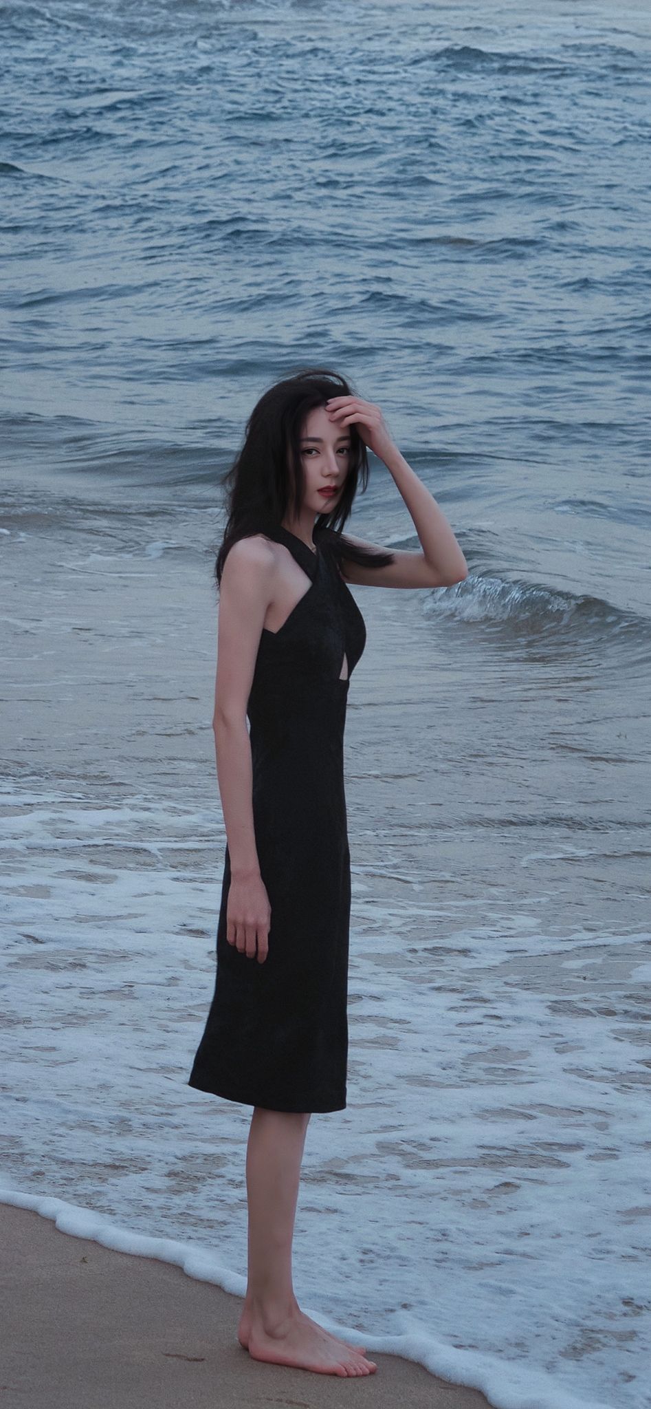迪丽热巴微博之夜海滩,迪丽热巴海边度假风少女写真