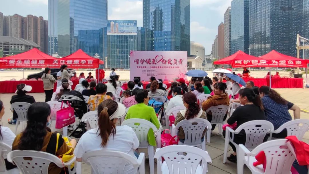 南明区多部门联合开展“生殖健康咨询服务周”宣传活动