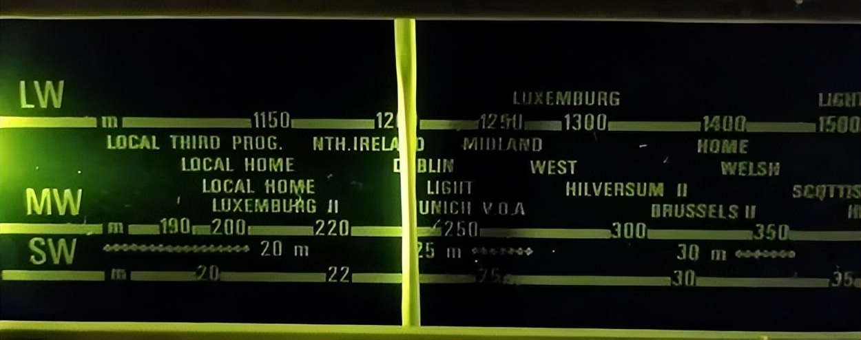 接收空*警袭**报频率|战火下乌克兰火腿对比了60年代和现代收音机