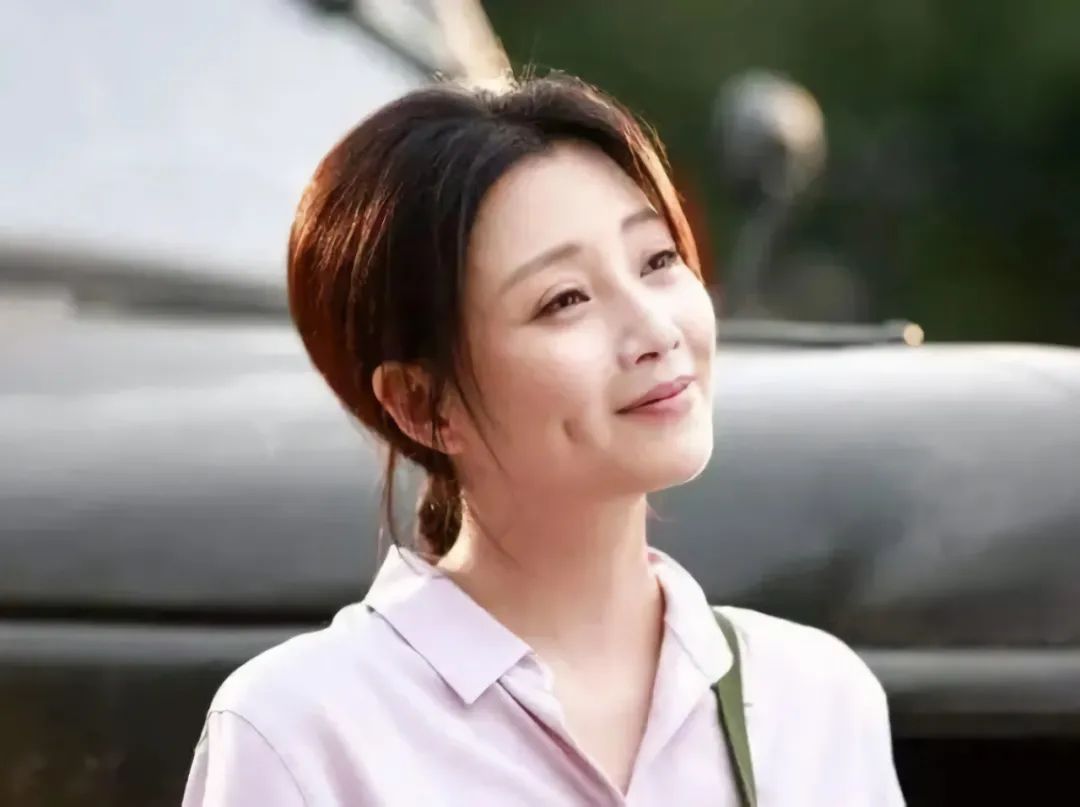 刘嘉玲关晓彤同框,穿旗袍大秀窈窕好身材