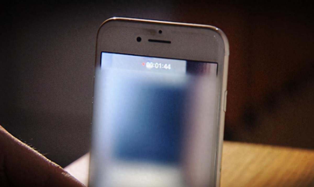 韩国公务员*拍偷**女性私密部位，一天上百次，手法娴熟，一气呵成