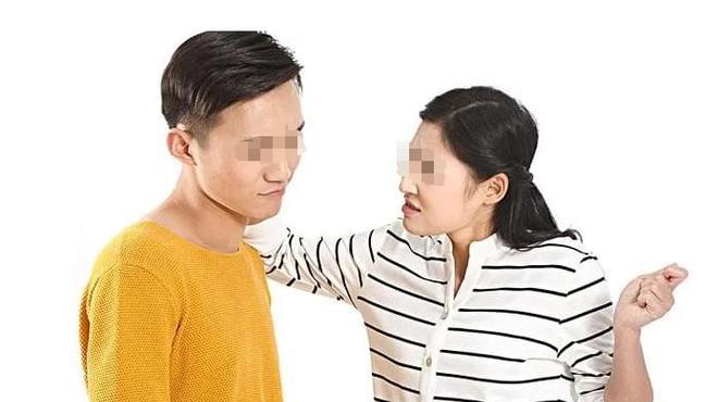 一名男子在海鲜市场买海螺，回家清理的时候发现包里有一个密封圈