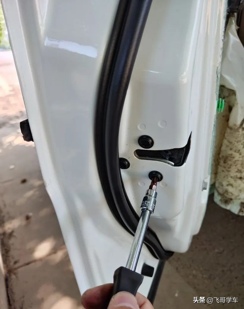 别克凯越车门锁异响和跳动,凯越锁车或者开锁反复跳动