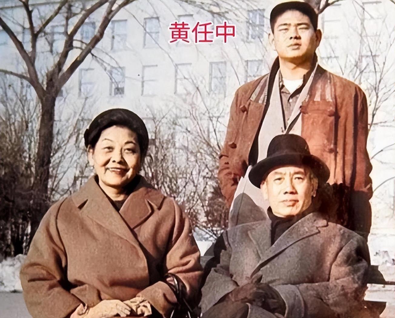 他年赚56亿拿20亿泡妞，别墅养着百位美女，晚年给儿子留26亿巨债