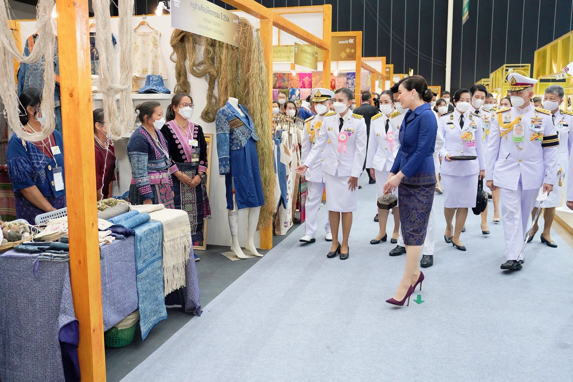 苏提达穿搭越来越新潮,苏提达穿礼服裙佩戴珠宝