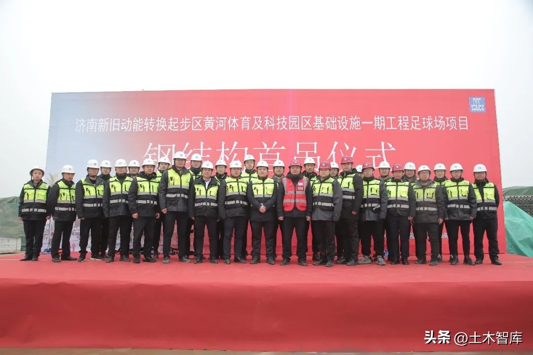 索体、索夹用钢量约2650吨，索结构用量最大足球场之一