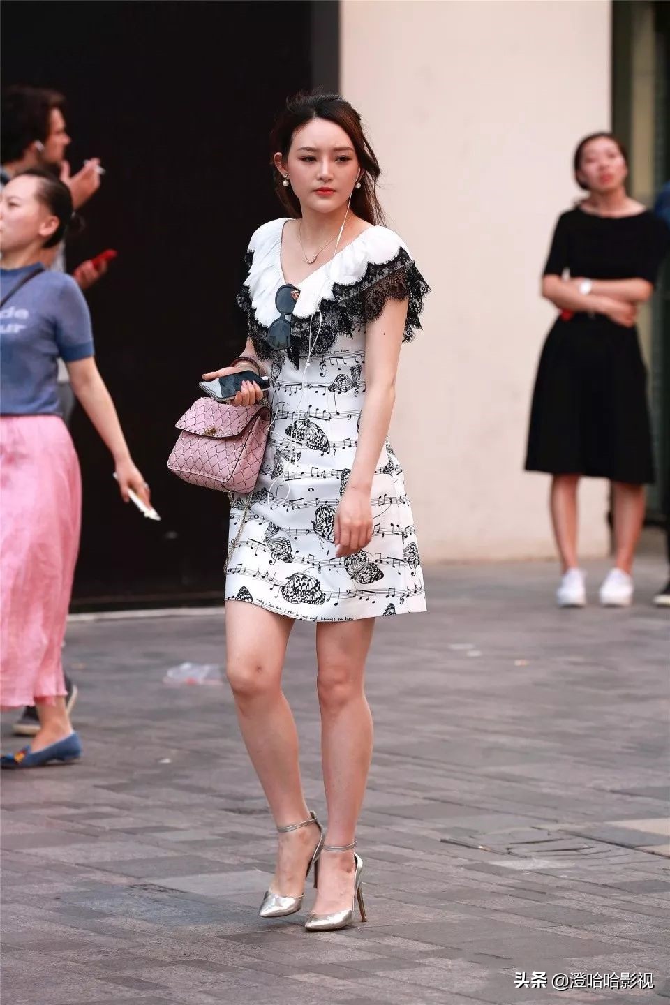 街拍黑白波点连衣裙,街拍穿连衣裙的美丽淑女
