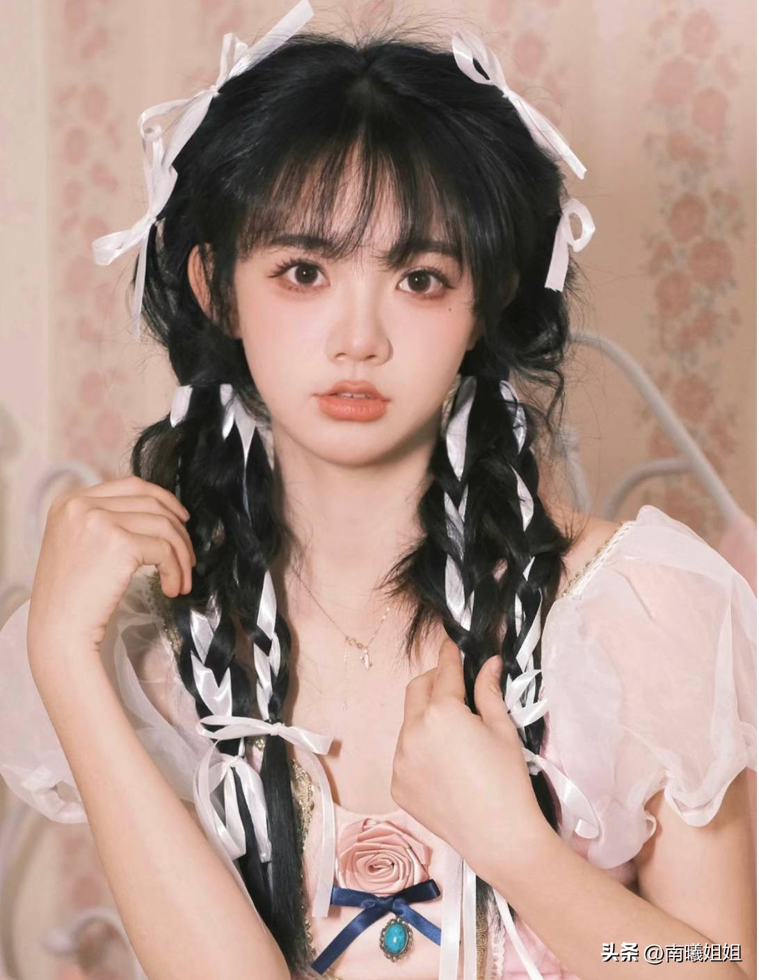 怎么扎丸子头显脸小编发,盘起来的编发显脸小丸子头