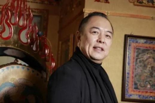 国内赚钱国外花、玩弄感情只生娃...这4位老狐狸的尾巴藏不住了？