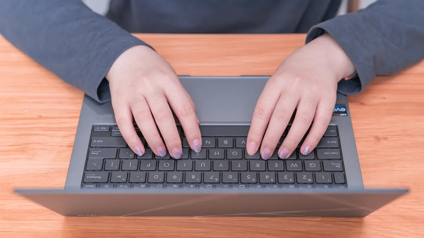 华硕灵耀x132.8koled屏超轻本,华硕灵耀13功能特点