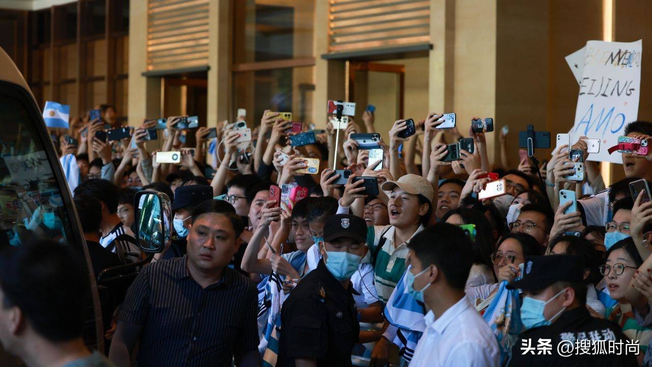 梅西来北京穿搭,梅西来北京带的什么表