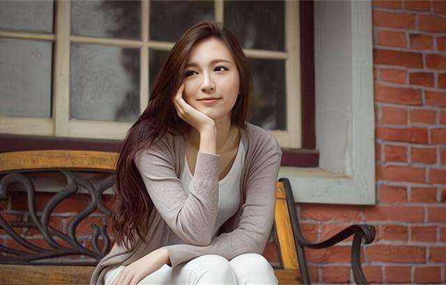 “闺蜜为什么总弯腰系鞋带”闺蜜走后,婆婆的回答,我和闺蜜绝交