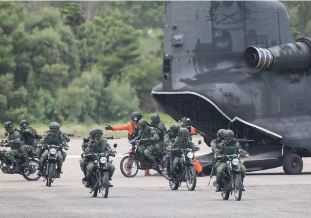 炮刹！台军战力有多差？“阿帕奇”降落，炮管杵地弯曲变形