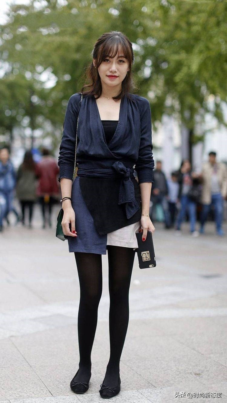 街拍时尚优雅的打扮展现女人魅力,街拍路人的时尚穿搭哪一个更迷人