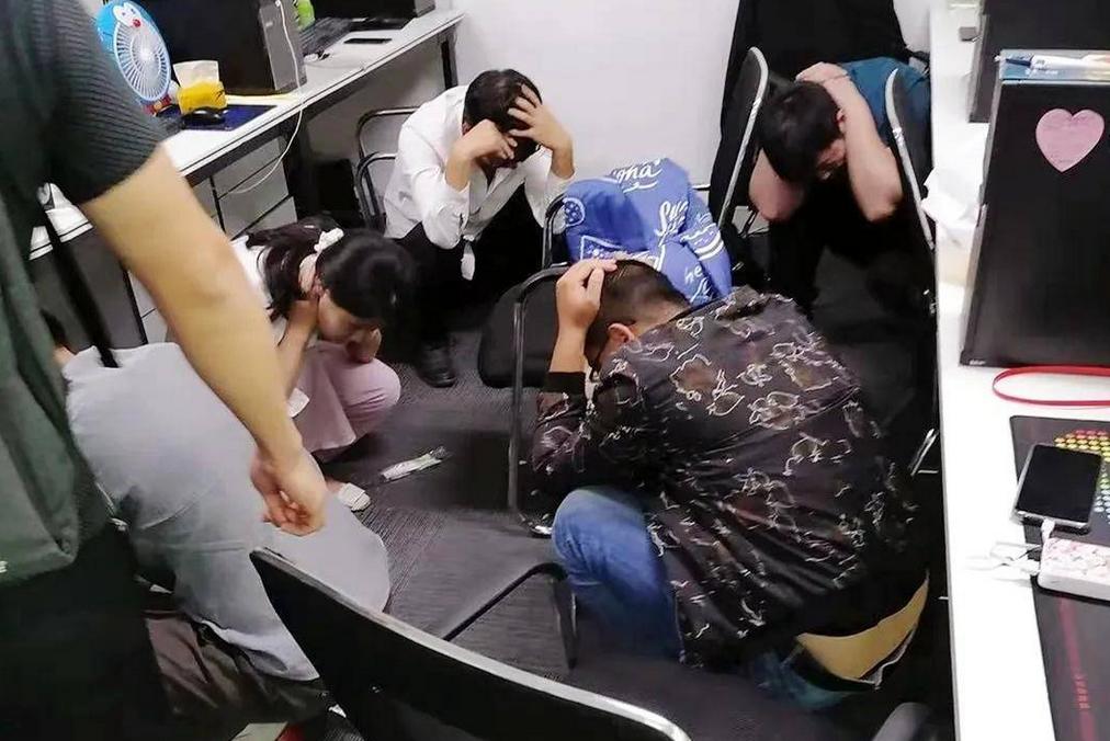 网上聊天认识女网友，线下见面强行让我带她去商场消费，该怎么办