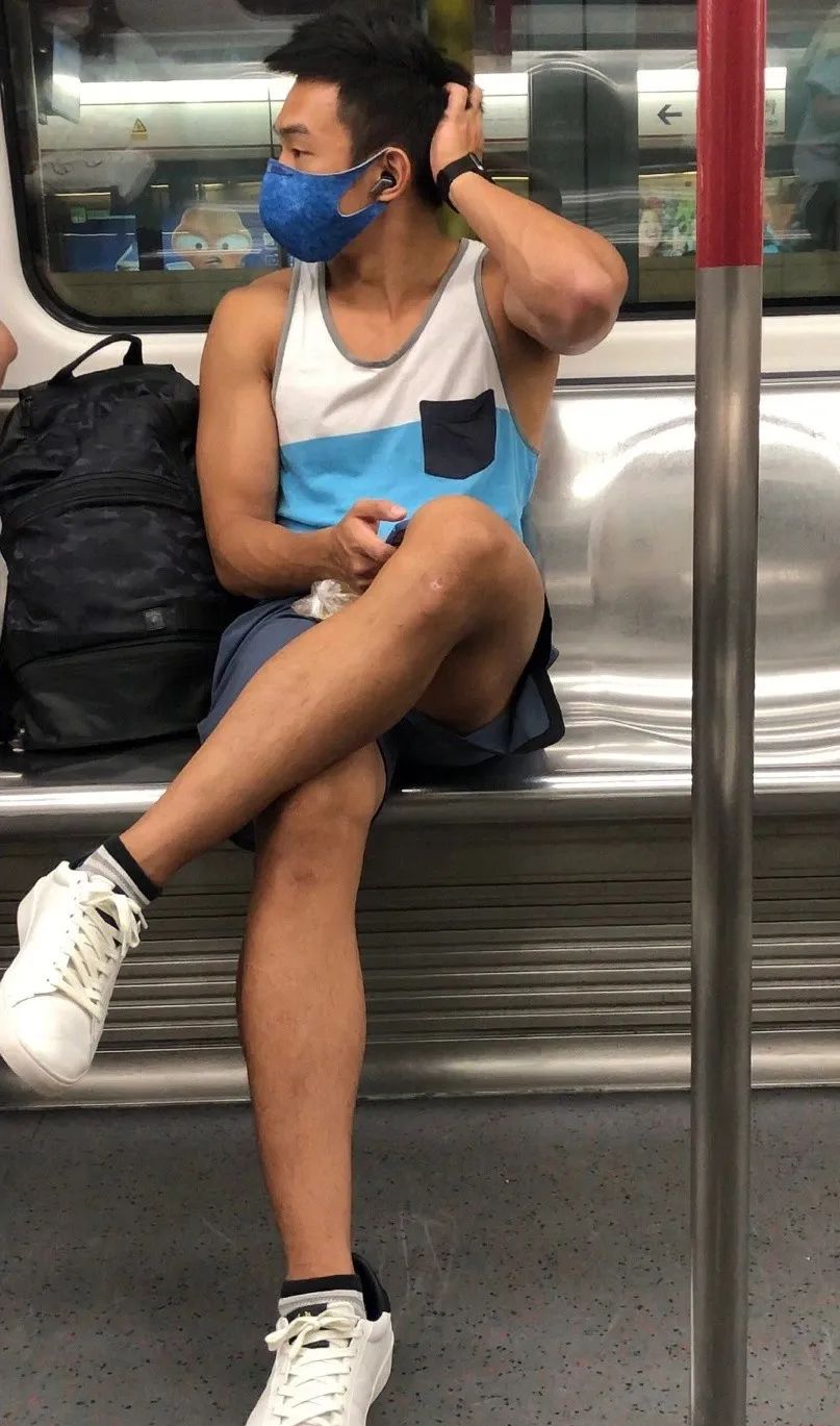 网友拍到穿校服高中生和青春擦肩,网友地铁上拍下的一幕