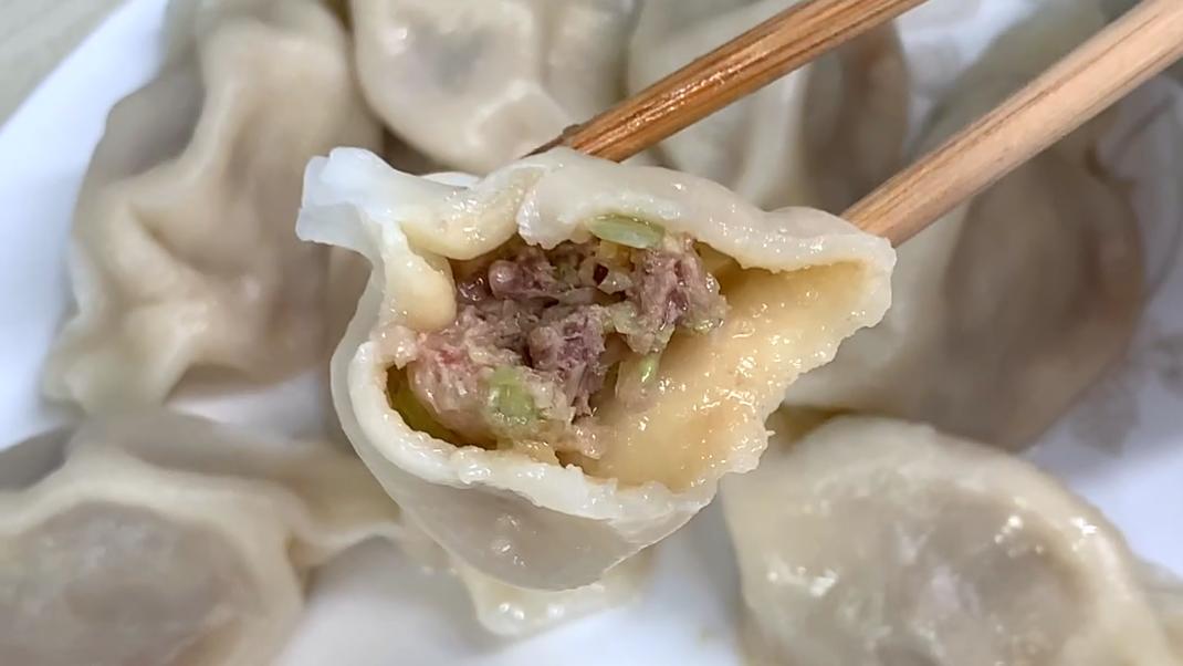 饺子包好教你一招不要直接放冰箱,怎样饺子不粘连放冰箱