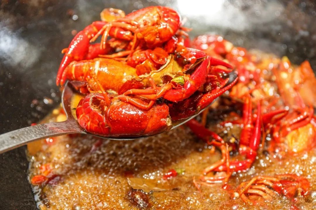 小龙虾怎么选择才是最好的,小龙虾怎么养活得快又好吃