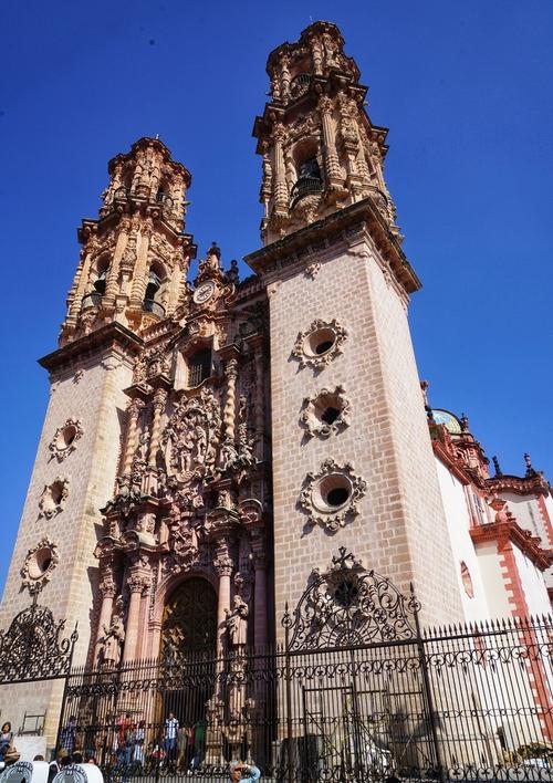 西班牙的建筑风格，反映出西班牙文化怎样的特点？