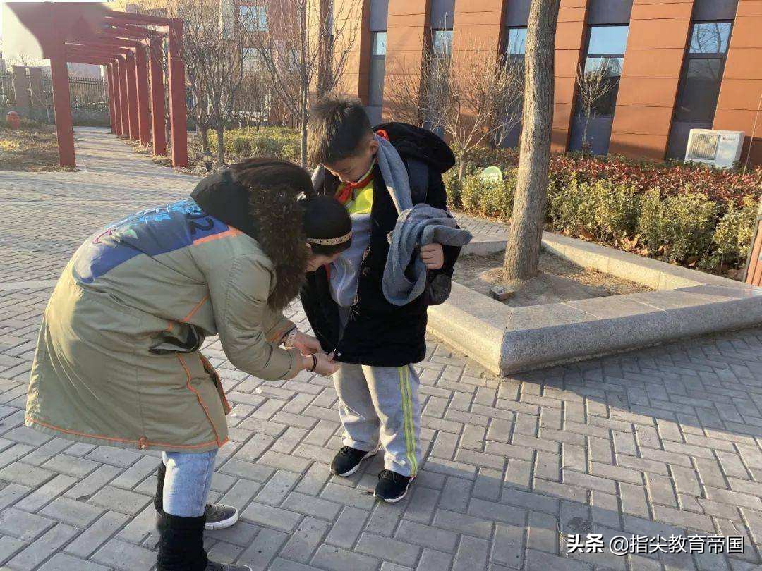 懒店主被早起等学校开门的小学生触动，网友：自律的孩子这样养成