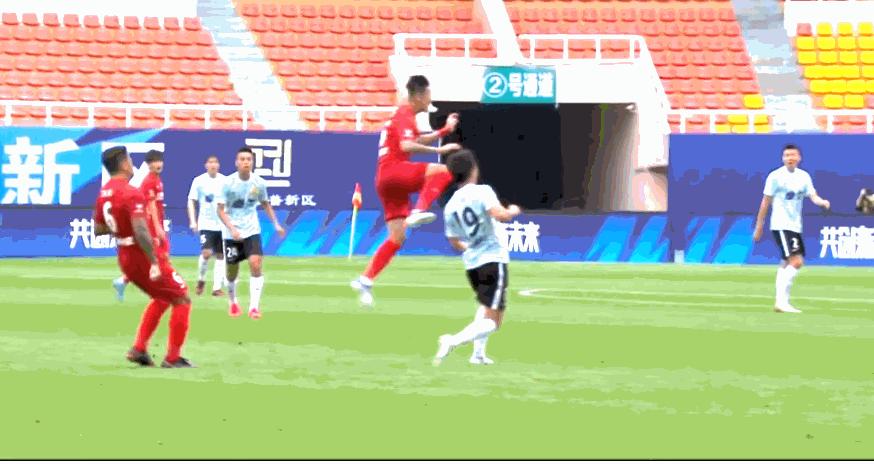 国脚水平菜脾气大？徐新飞踹染红+“破门”，情节恶劣引争议？